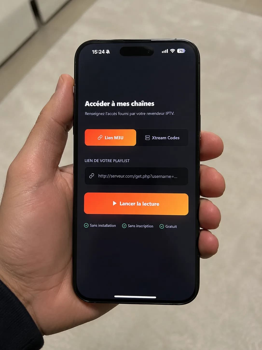 Lecteur IPTV en ligne sur iPhone, liste des chaînes ouverte dans le navigateur mobile